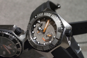 Sea Hawk dark and light colored dials
