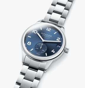 Nomos Club Sport Neomatik 42 Date